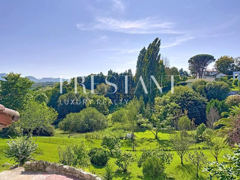 Maison - 256 m² - 12 pièces