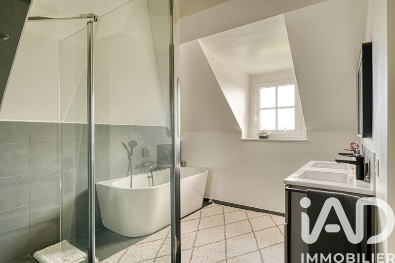Maison - 235 m² - 9 pièces