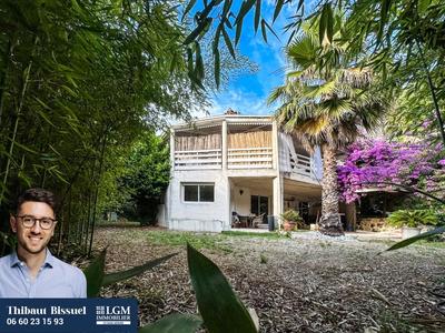 Maison - 250 m² - 8 pièces