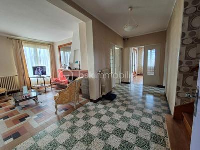 Maison - 205 m² - 8 pièces