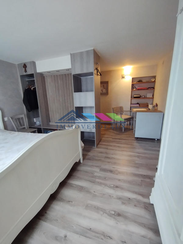 Maison - 215 m² - 10 pièces