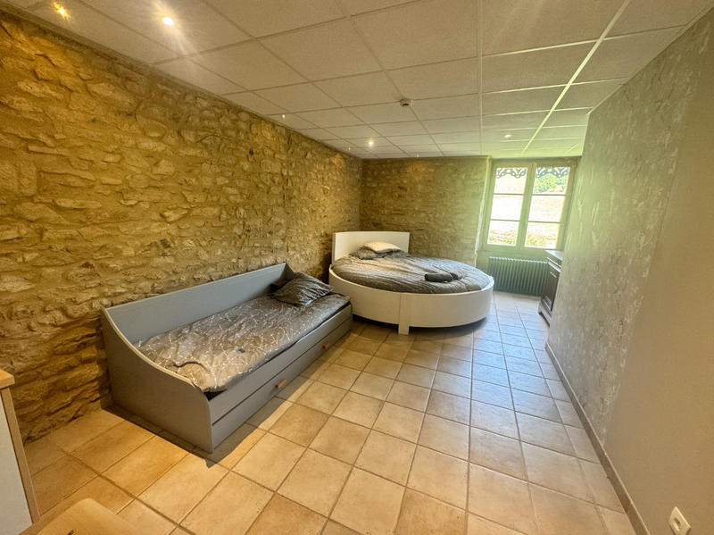 Propriété - 1 500 m² - 23 pièces