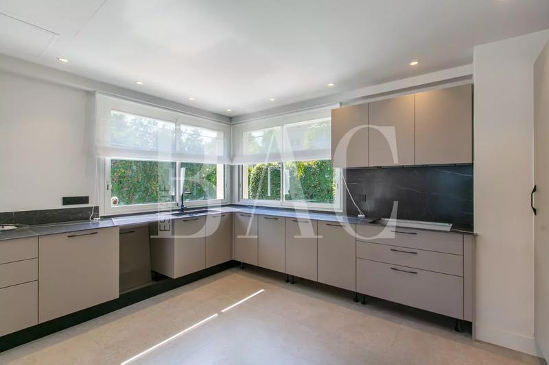 Villa - 320 m² - 8 pièces