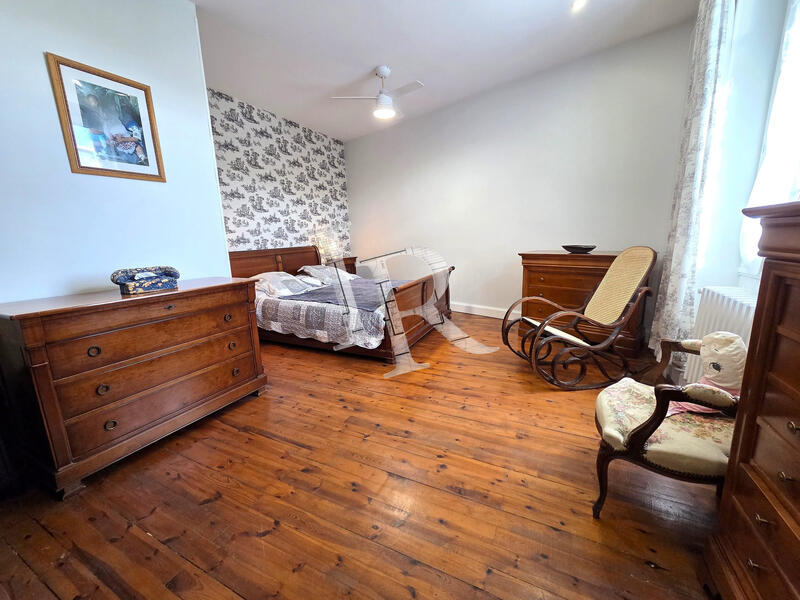 Maison - 303 m² - 9 pièces