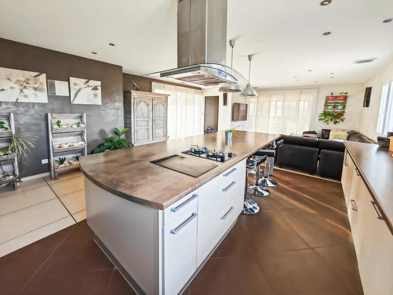 Maison - 240 m² - 9 pièces