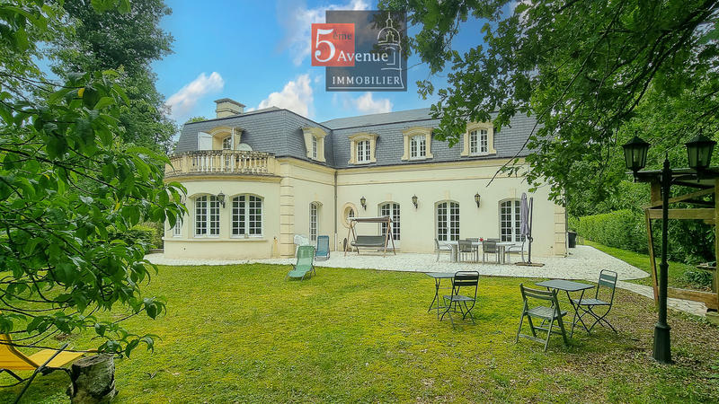 Maison - 330 m² - 8 pièces