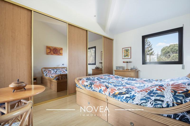 Maison - 242 m² - 10 pièces