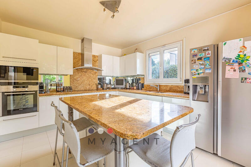 Maison - 300 m² - 15 pièces