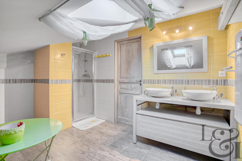 Maison - 334 m² - 10 pièces