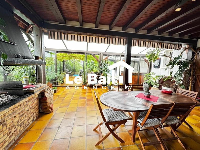 Maison - 280 m² - 9 pièces