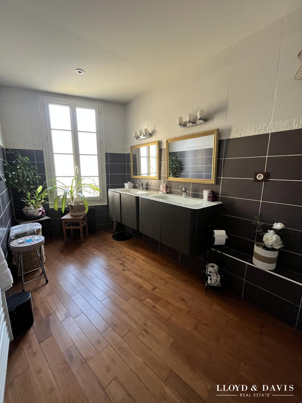 Maison - 220 m² - 9 pièces