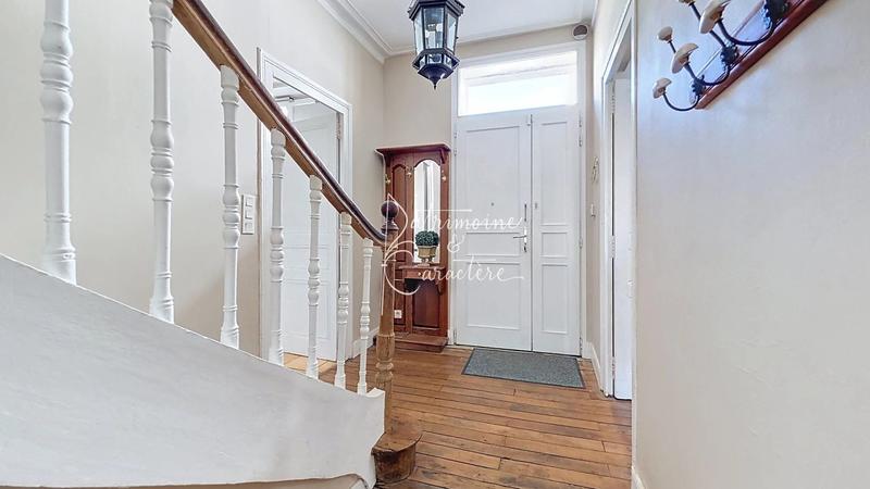 Maison - 235 m² - 10 pièces