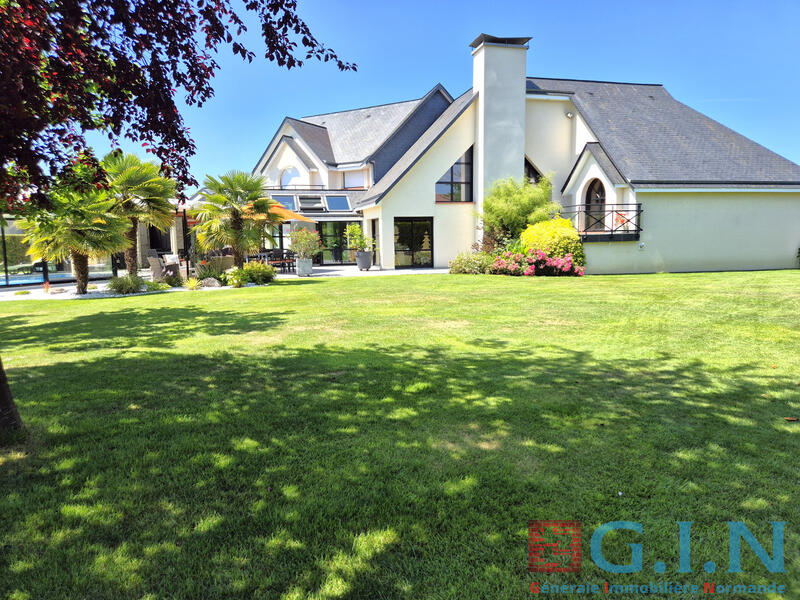 Maison - 380 m² - 10 pièces