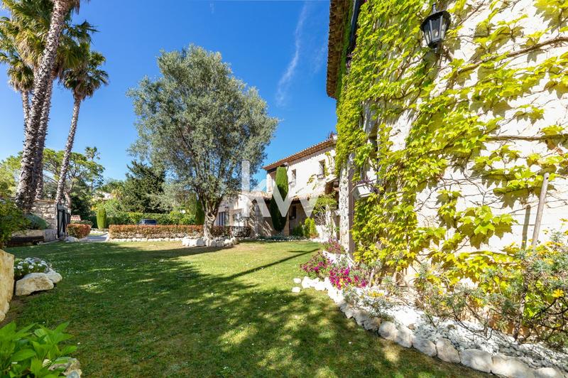 Maison - 490 m² - 7 pièces