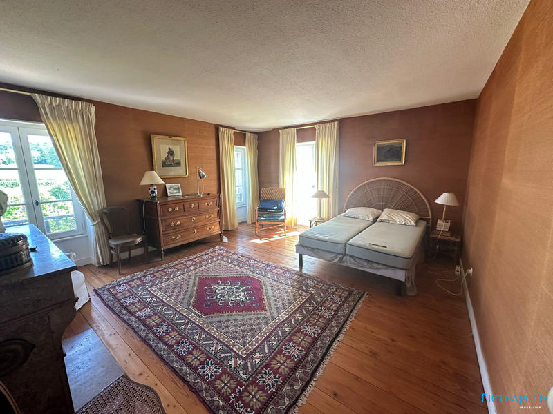 Maison - 305 m² - 9 pièces