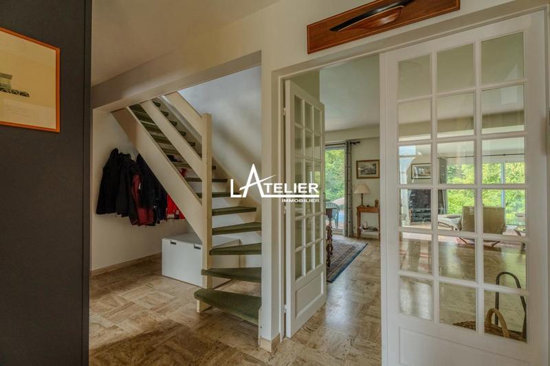 Maison - 230 m² - 11 pièces