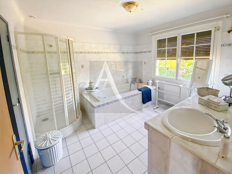 Maison - 240 m² - 12 pièces