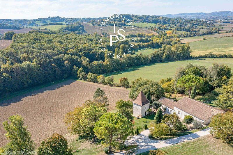 Demeure - 649 m² - 33 pièces