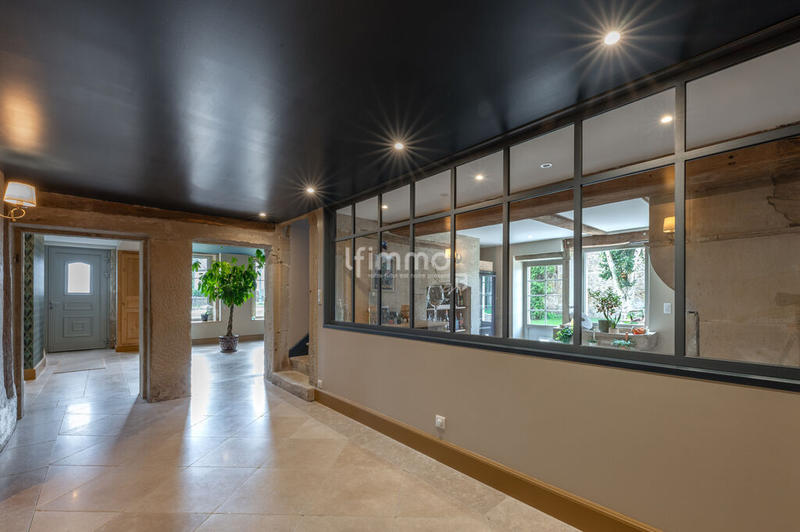 Maison - 689 m² - 10 pièces