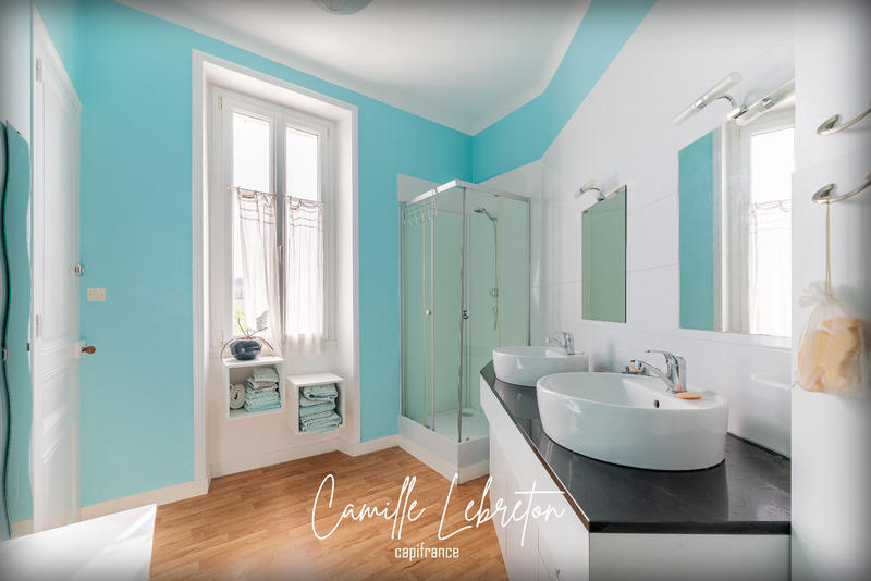 Maison - 220 m² - 8 pièces