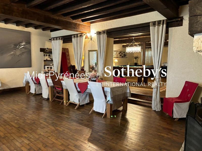 Propriété - 661 m² - 16 pièces