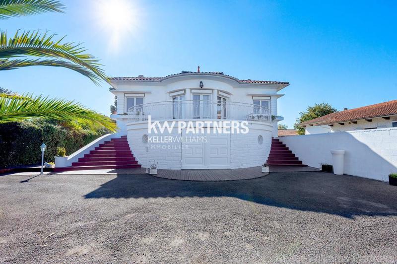 Villa - 213 m² - 8 pièces