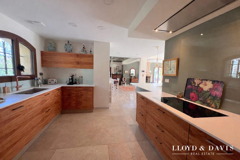 Maison - 275 m² - 9 pièces