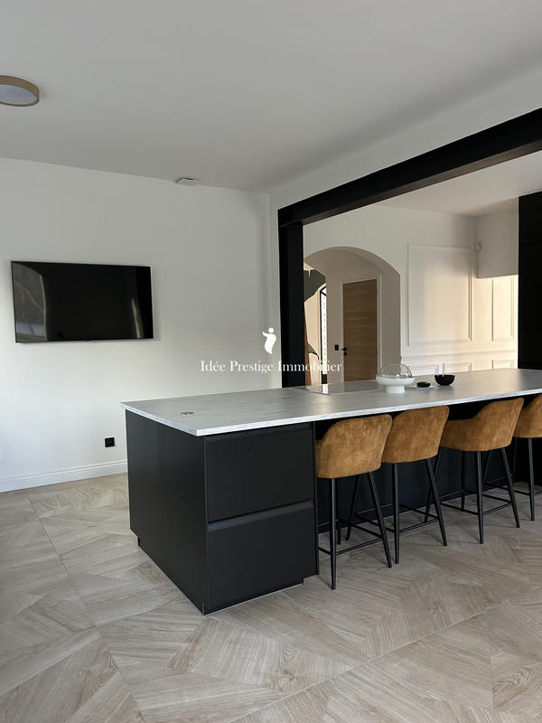 Maison - 443 m² - 12 pièces