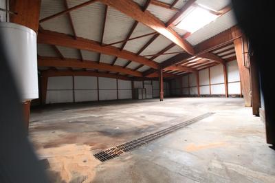 Entrepôt - 1 700 m²