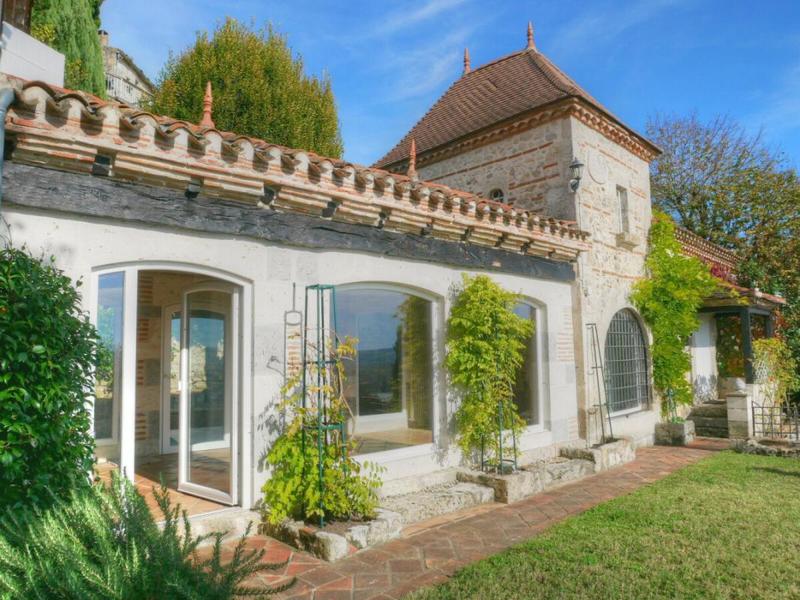 Maison - 390 m² - 11 pièces