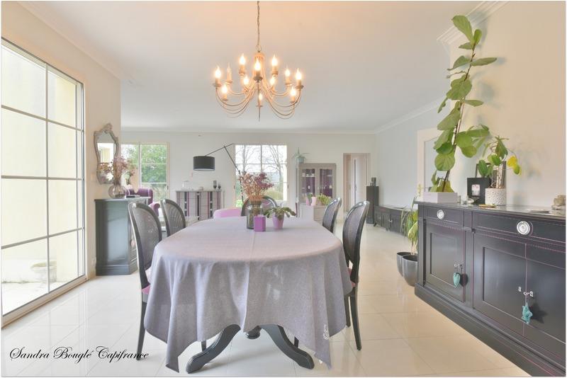 Maison - 216 m² - 9 pièces