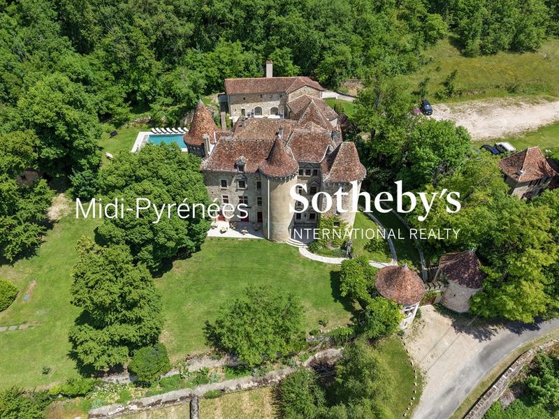 Château - 1 200 m² - 35 pièces