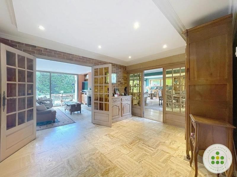 Maison - 330 m² - 8 pièces