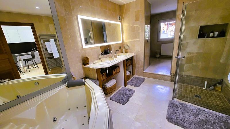 Maison - 177 m² - 7 pièces