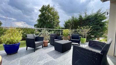 Maison - 241 m² - 8 pièces