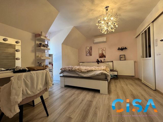 Villa - 211 m² - 8 pièces