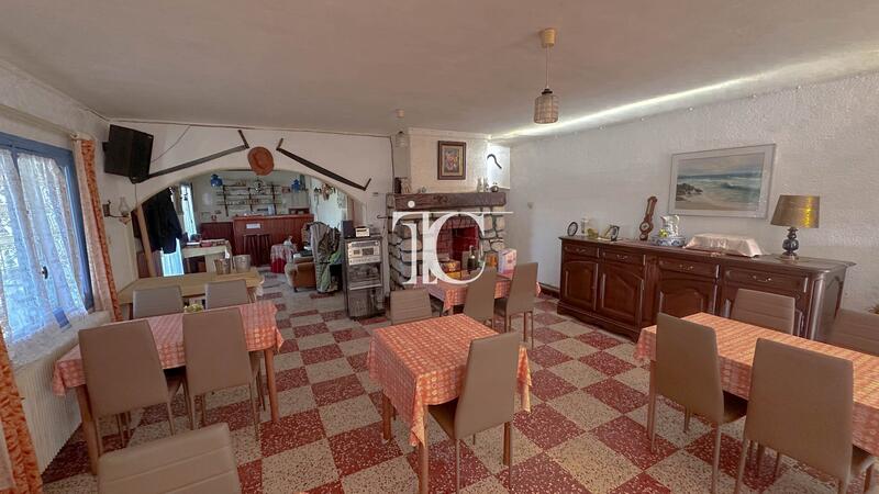 Maison - 334 m² - 13 pièces