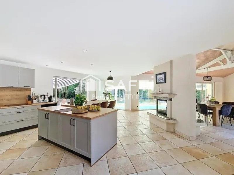 Maison - 204 m² - 7 pièces