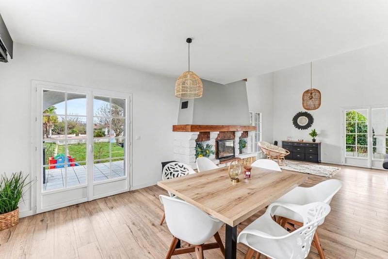 Maison - 235 m² - 7 pièces