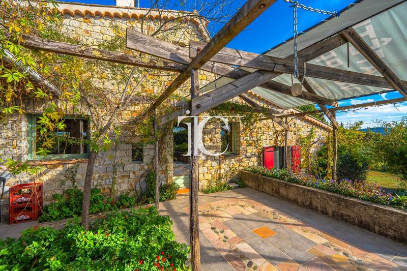 Maison - 223 m² - 9 pièces