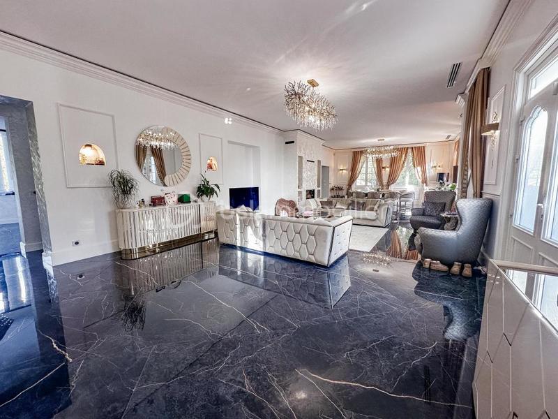 Demeure - 496 m² - 14 pièces