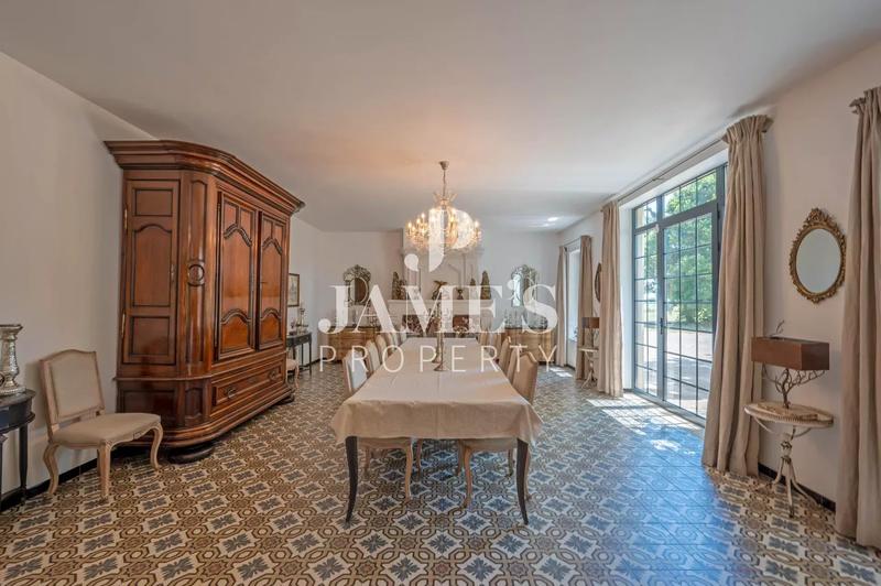 Maison - 420 m² - 8 pièces