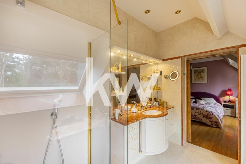 Maison - 218 m² - 7 pièces