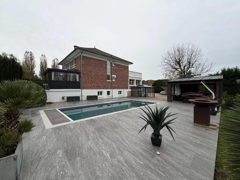 Maison - 230 m² - 8 pièces