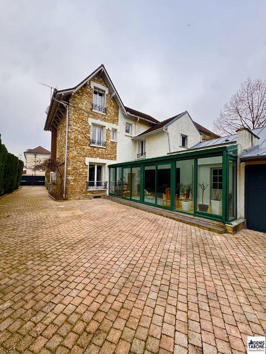 Maison - 225 m² - 10 pièces