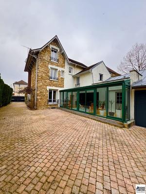 Maison - 225 m² - 10 pièces