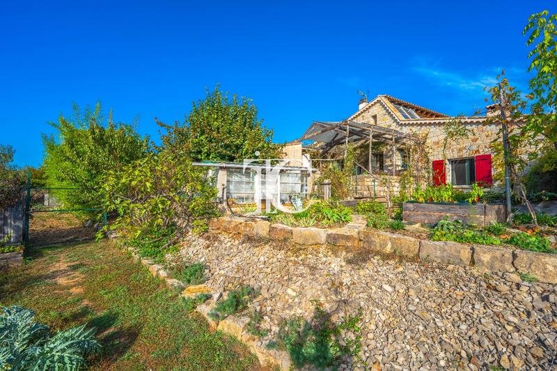 Maison - 223 m² - 9 pièces