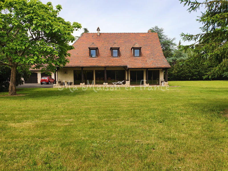 Maison - 300 m² - 11 pièces