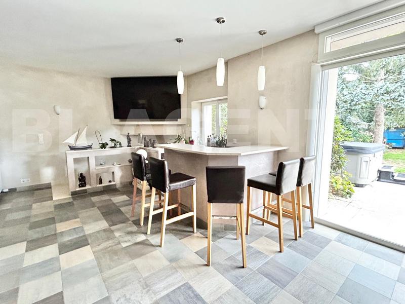 Maison - 240 m² - 8 pièces