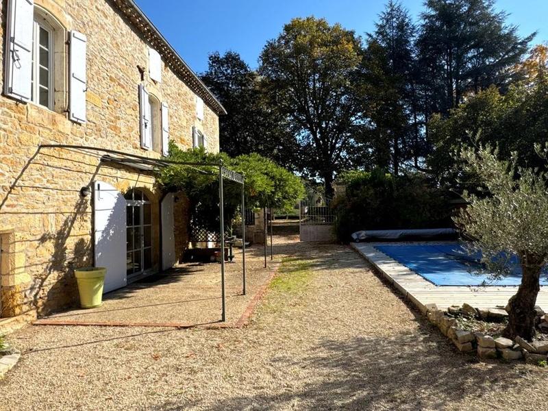 Maison - 537 m² - 22 pièces